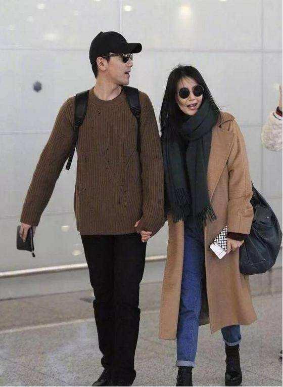 明星夫妻机场图片,机场秀恩爱引粉丝尖叫