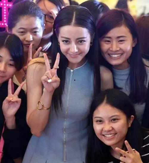 明星与路人合照,平凡中的闪耀星光