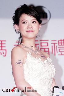 明星大她几岁,年龄差距背后的甜蜜故事