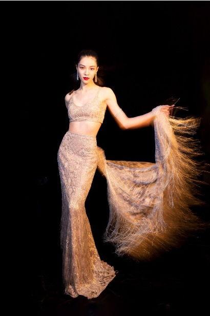 明星露背合集,明星露背造型大盘点