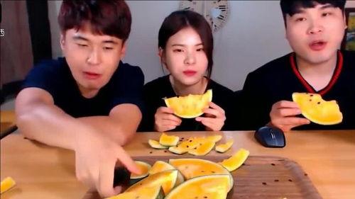 兄妹吃瓜的感受,甜蜜滋味尽在其中