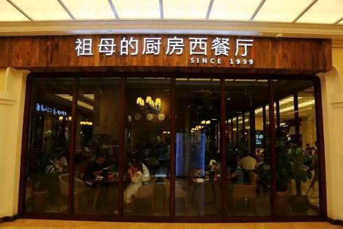 网红年夜饭餐厅照片,美食盛宴，光影交织