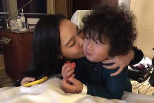 室友吃瓜情侣接吻