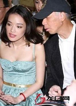 明星偷看女星瞬间,明星与女星的不经意邂逅