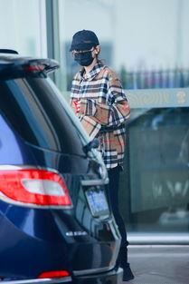 明星出行遮挡,时尚遮挡下的明星风采揭秘